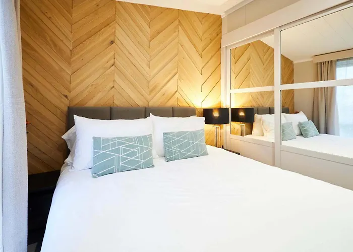 Host & - Kingfisher Amotherby